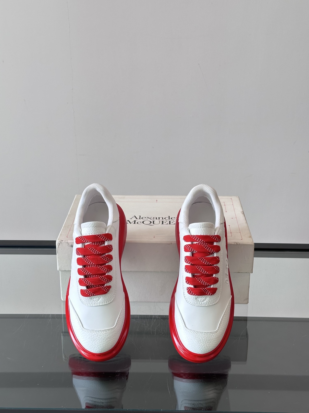 𝐀𝐥𝐞𝐱𝐚𝐧𝐝𝐞𝐫 𝐌𝐜𝐐𝐔𝐄𝐄𝐍亚历山麦昆情侣款‼️ 休闲鞋👟。终极版本 随意PK柜货 麦昆这鞋款一出