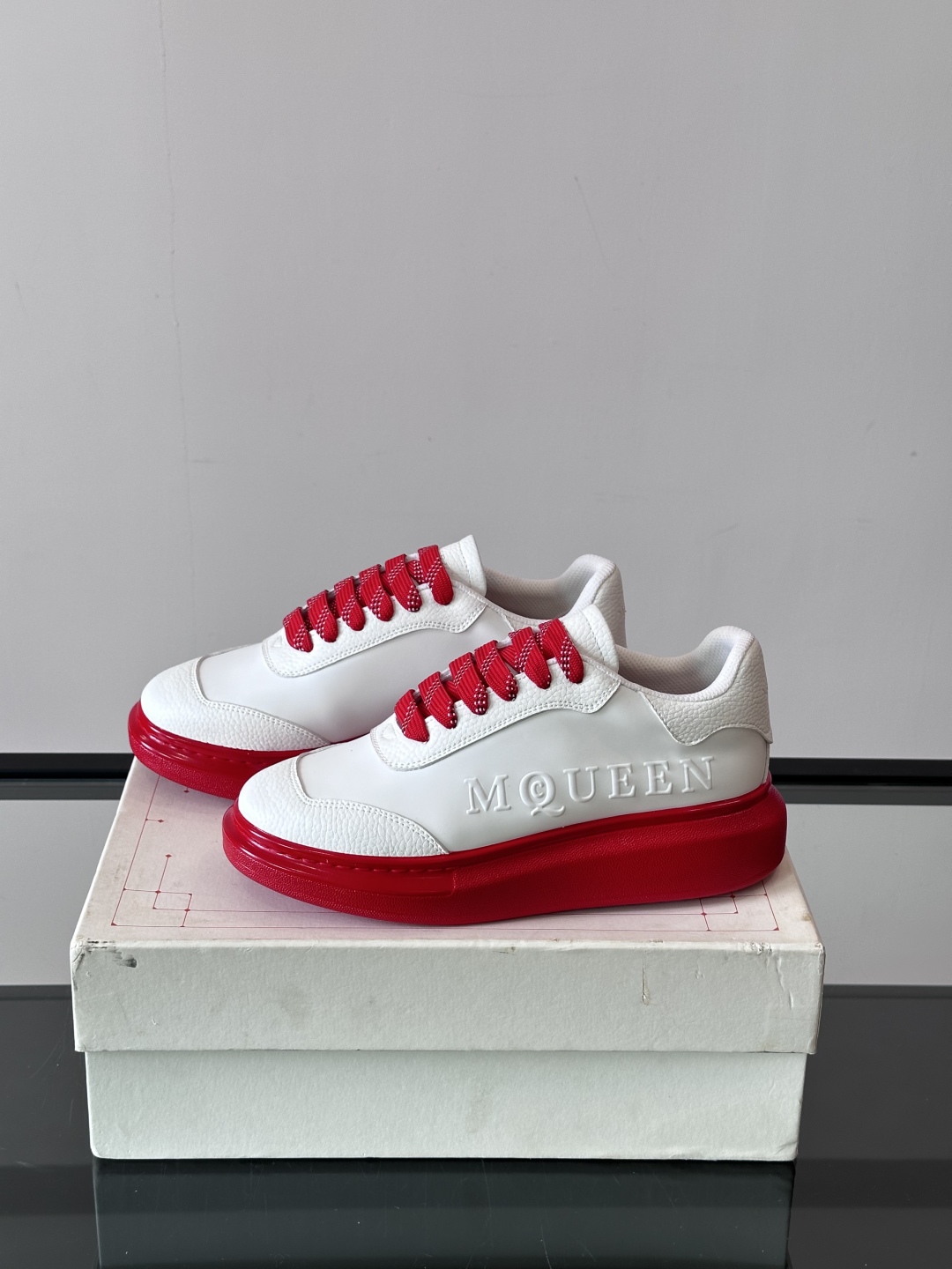𝐀𝐥𝐞𝐱𝐚𝐧𝐝𝐞𝐫 𝐌𝐜𝐐𝐔𝐄𝐄𝐍亚历山麦昆情侣款‼️ 休闲鞋👟。终极版本 随意PK柜货 麦昆这鞋款一出