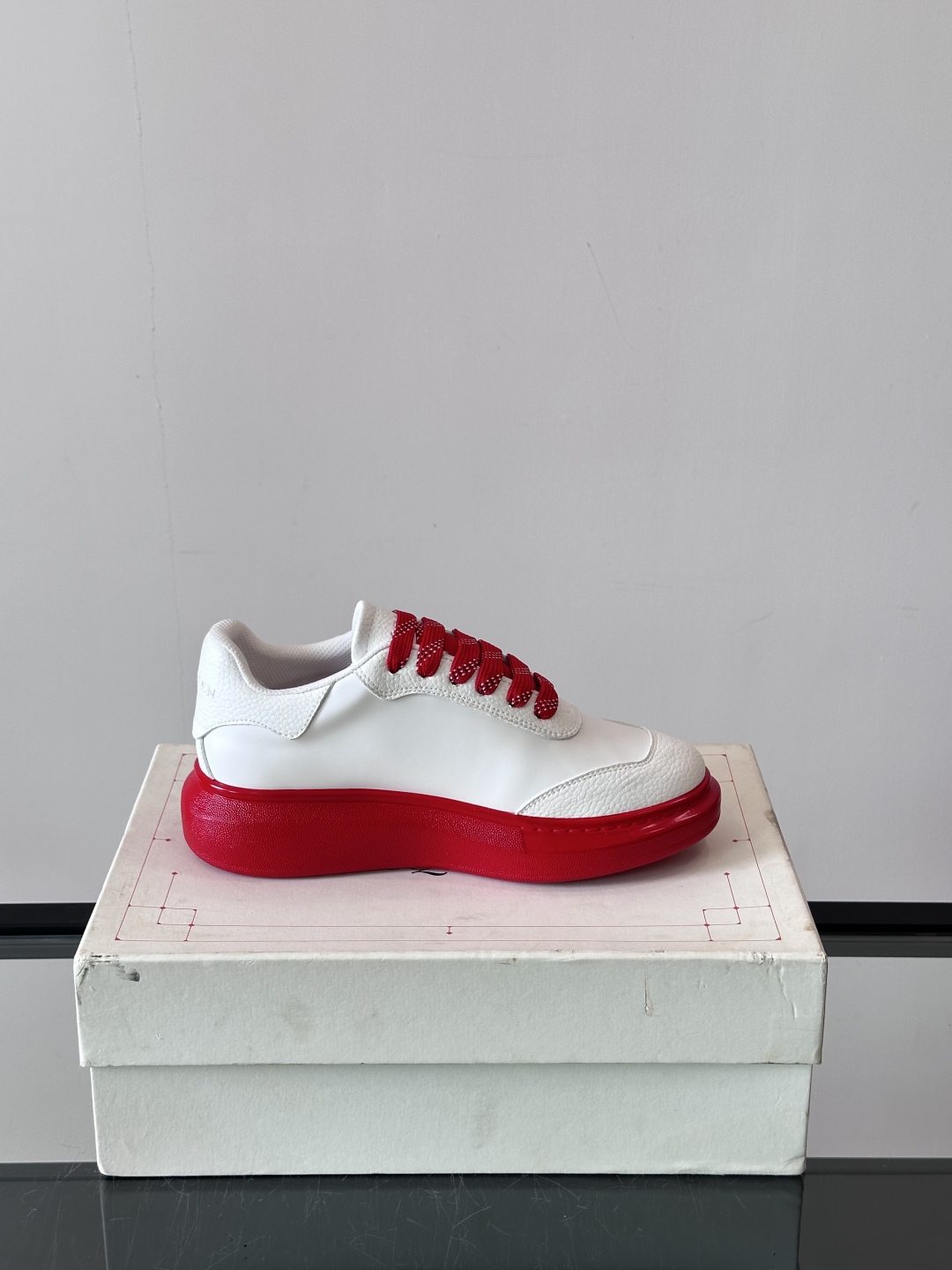𝐀𝐥𝐞𝐱𝐚𝐧𝐝𝐞𝐫 𝐌𝐜𝐐𝐔𝐄𝐄𝐍亚历山麦昆情侣款‼️ 休闲鞋👟。终极版本 随意PK柜货 麦昆这鞋款一出