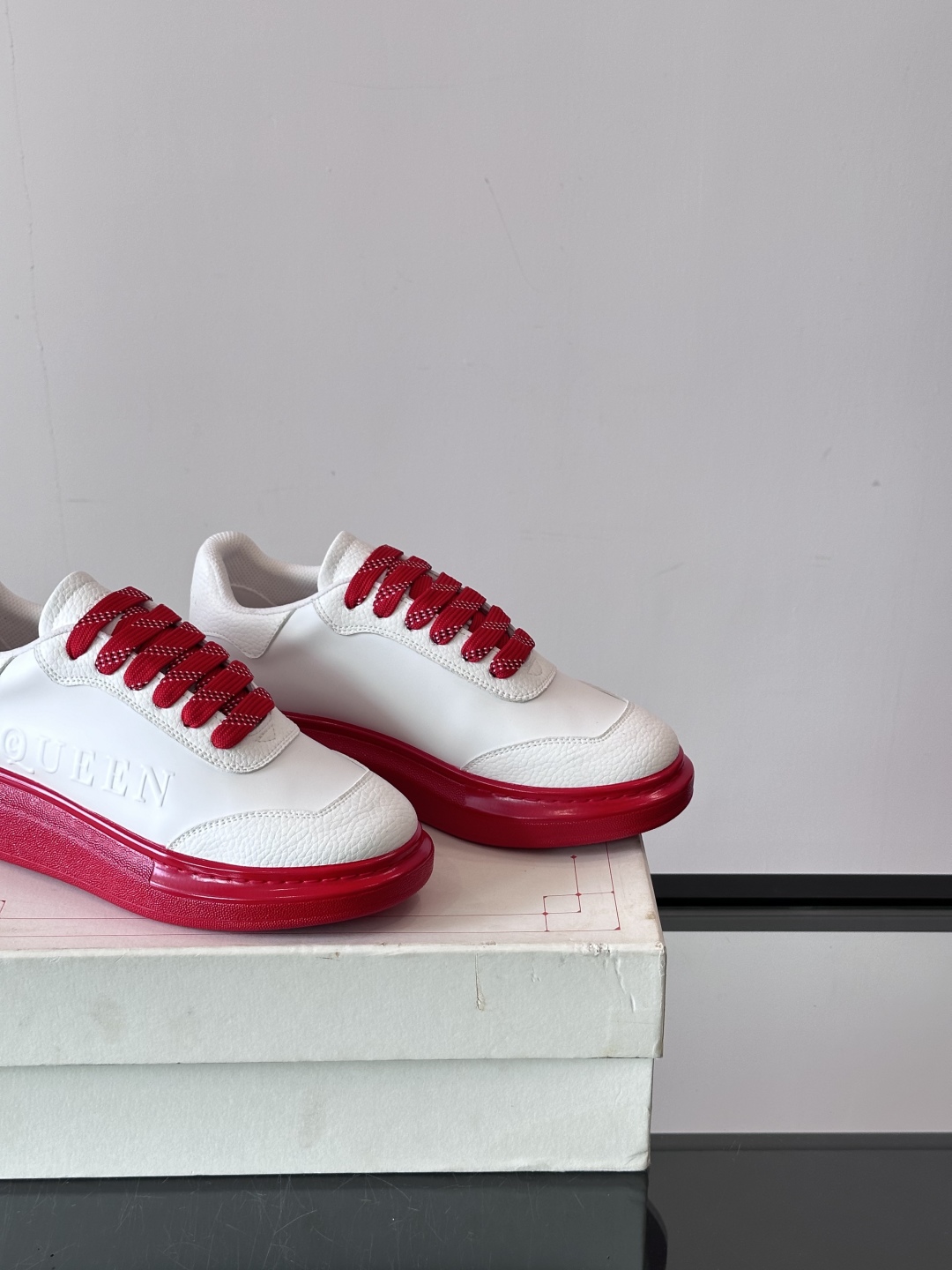 𝐀𝐥𝐞𝐱𝐚𝐧𝐝𝐞𝐫 𝐌𝐜𝐐𝐔𝐄𝐄𝐍亚历山麦昆情侣款‼️ 休闲鞋👟。终极版本 随意PK柜货 麦昆这鞋款一出