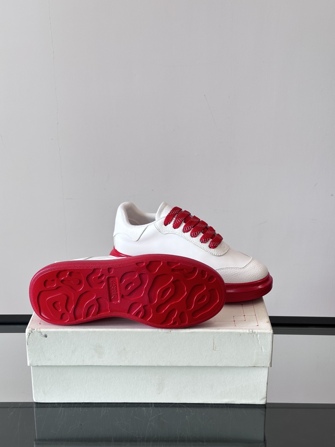 𝐀𝐥𝐞𝐱𝐚𝐧𝐝𝐞𝐫 𝐌𝐜𝐐𝐔𝐄𝐄𝐍亚历山麦昆情侣款‼️ 休闲鞋👟。终极版本 随意PK柜货 麦昆这鞋款一出