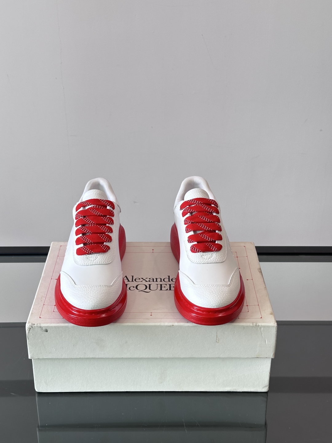 𝐀𝐥𝐞𝐱𝐚𝐧𝐝𝐞𝐫 𝐌𝐜𝐐𝐔𝐄𝐄𝐍亚历山麦昆情侣款‼️ 休闲鞋👟。终极版本 随意PK柜货 麦昆这鞋款一出