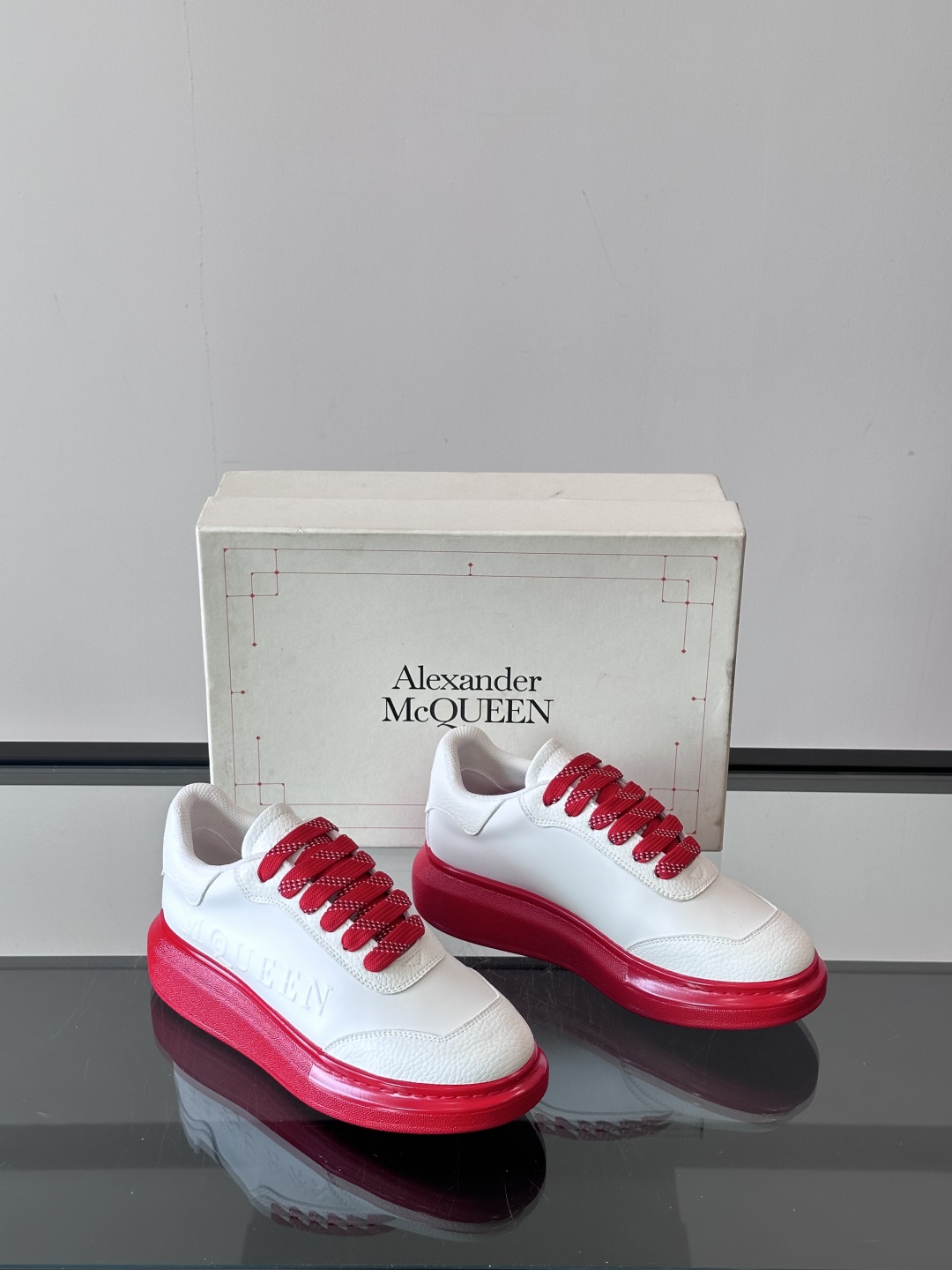 𝐀𝐥𝐞𝐱𝐚𝐧𝐝𝐞𝐫 𝐌𝐜𝐐𝐔𝐄𝐄𝐍亚历山麦昆情侣款‼️ 休闲鞋👟。终极版本 随意PK柜货 麦昆这鞋款一出