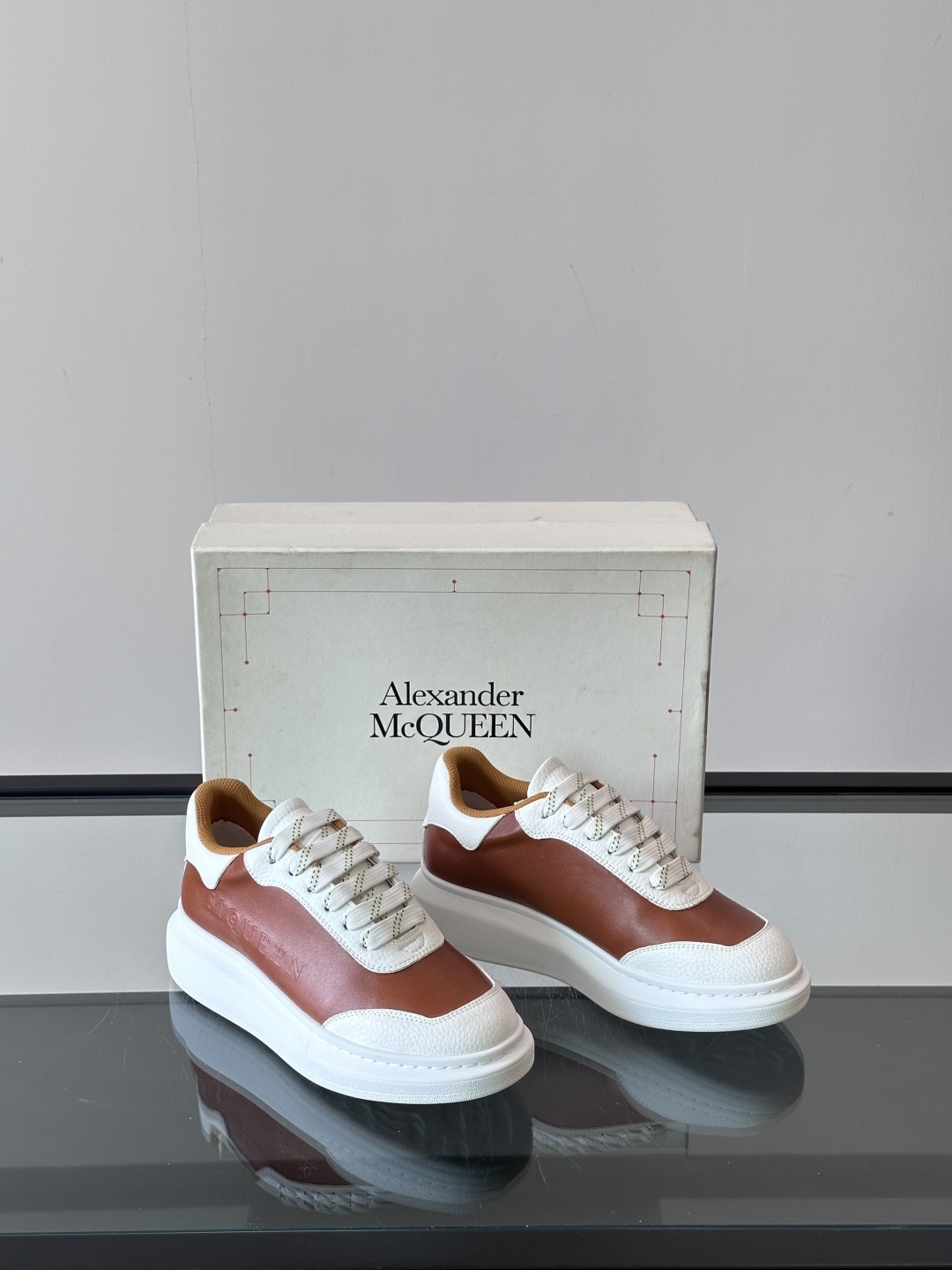 𝐀𝐥𝐞𝐱𝐚𝐧𝐝𝐞𝐫 𝐌𝐜𝐐𝐔𝐄𝐄𝐍亚历山麦昆情侣款‼️ 休闲鞋👟。终极版本 随意PK柜货 麦昆这鞋款一出