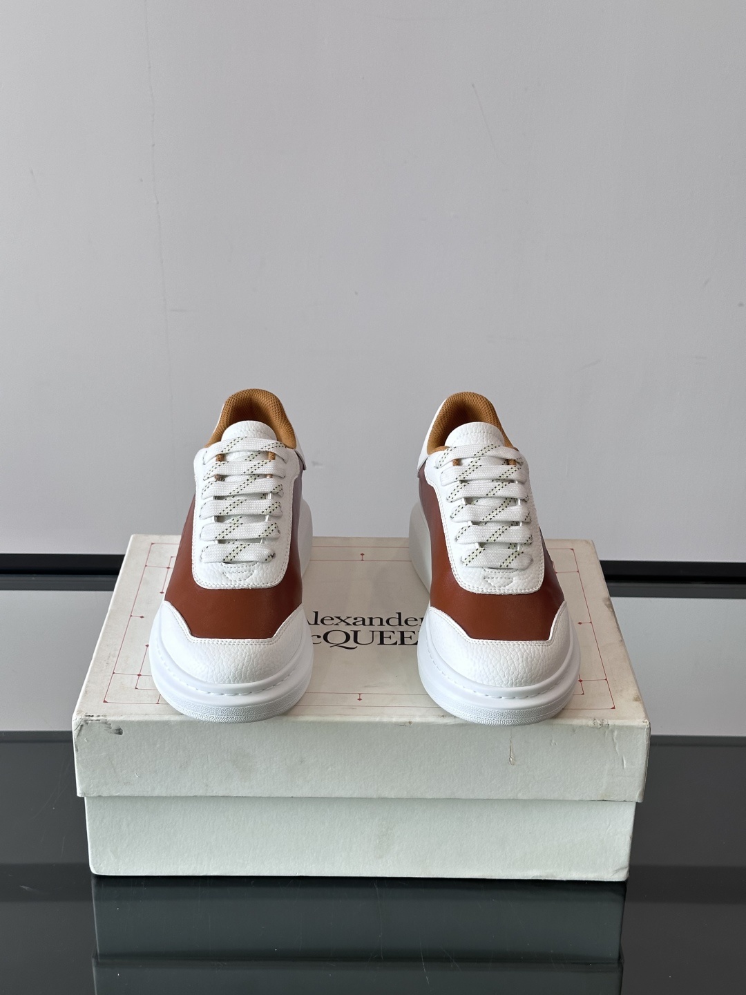 𝐀𝐥𝐞𝐱𝐚𝐧𝐝𝐞𝐫 𝐌𝐜𝐐𝐔𝐄𝐄𝐍亚历山麦昆情侣款‼️ 休闲鞋👟。终极版本 随意PK柜货 麦昆这鞋款一出