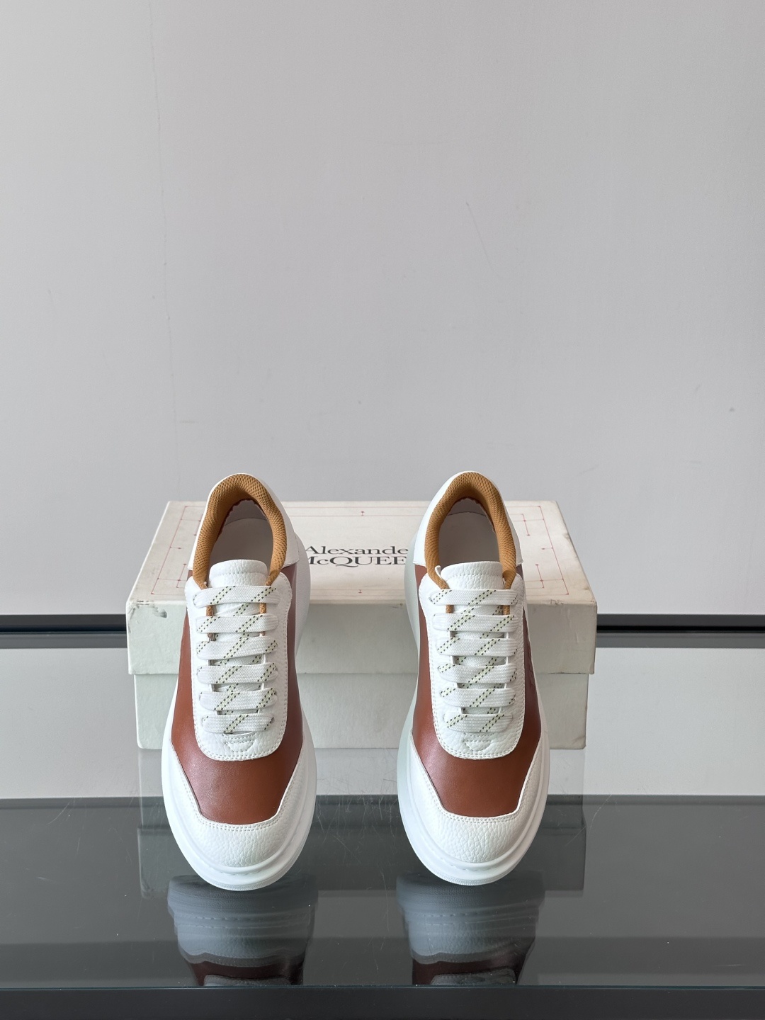 𝐀𝐥𝐞𝐱𝐚𝐧𝐝𝐞𝐫 𝐌𝐜𝐐𝐔𝐄𝐄𝐍亚历山麦昆情侣款‼️ 休闲鞋👟。终极版本 随意PK柜货 麦昆这鞋款一出
