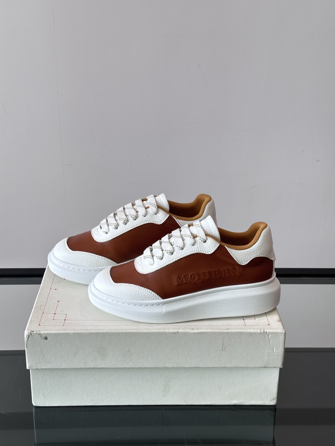 𝐀𝐥𝐞𝐱𝐚𝐧𝐝𝐞𝐫 𝐌𝐜𝐐𝐔𝐄𝐄𝐍亚历山麦昆情侣款‼️ 休闲鞋👟。终极版本 随意PK柜货 麦昆这鞋款一出