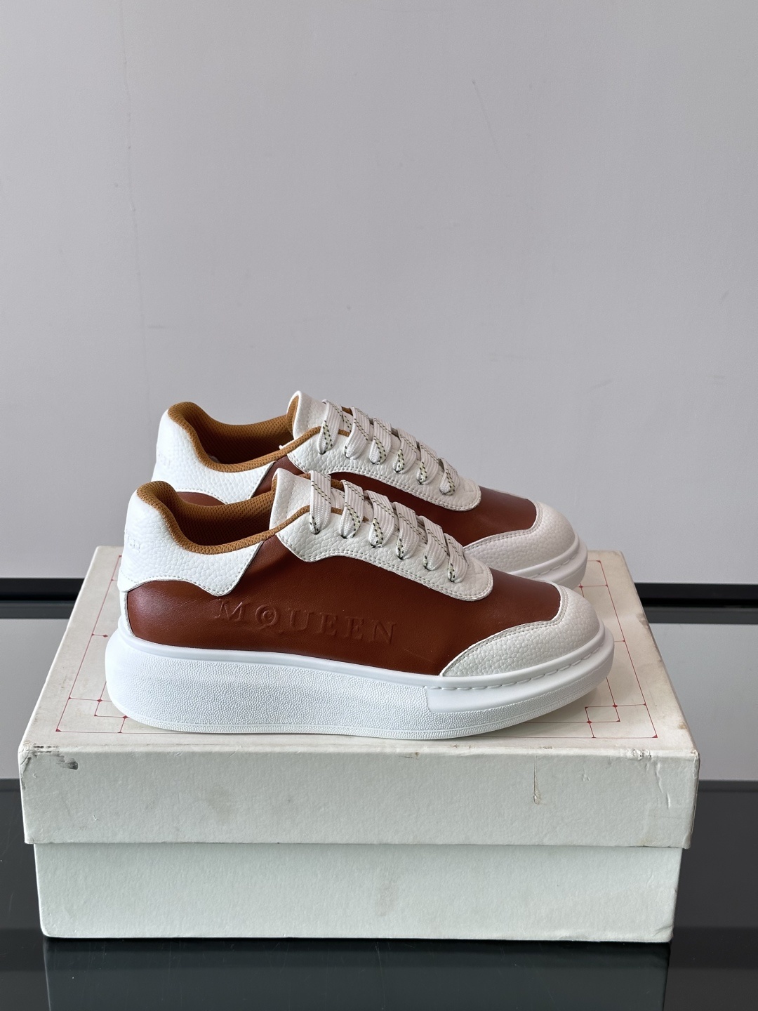 𝐀𝐥𝐞𝐱𝐚𝐧𝐝𝐞𝐫 𝐌𝐜𝐐𝐔𝐄𝐄𝐍亚历山麦昆情侣款‼️ 休闲鞋👟。终极版本 随意PK柜货 麦昆这鞋款一出