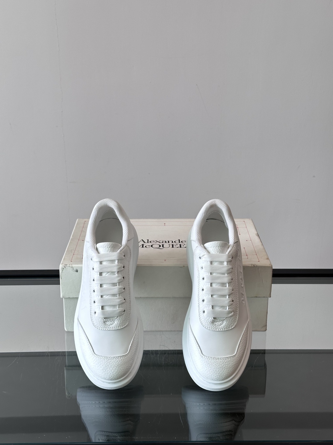 𝐀𝐥𝐞𝐱𝐚𝐧𝐝𝐞𝐫 𝐌𝐜𝐐𝐔𝐄𝐄𝐍亚历山麦昆情侣款‼️ 休闲鞋👟。终极版本 随意PK柜货 麦昆这鞋款一出