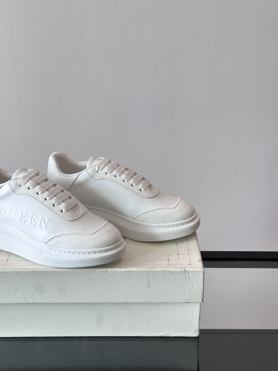 𝐀𝐥𝐞𝐱𝐚𝐧𝐝𝐞𝐫 𝐌𝐜𝐐𝐔𝐄𝐄𝐍亚历山麦昆情侣款‼️ 休闲鞋👟。终极版本 随意PK柜货 麦昆这鞋款一出
