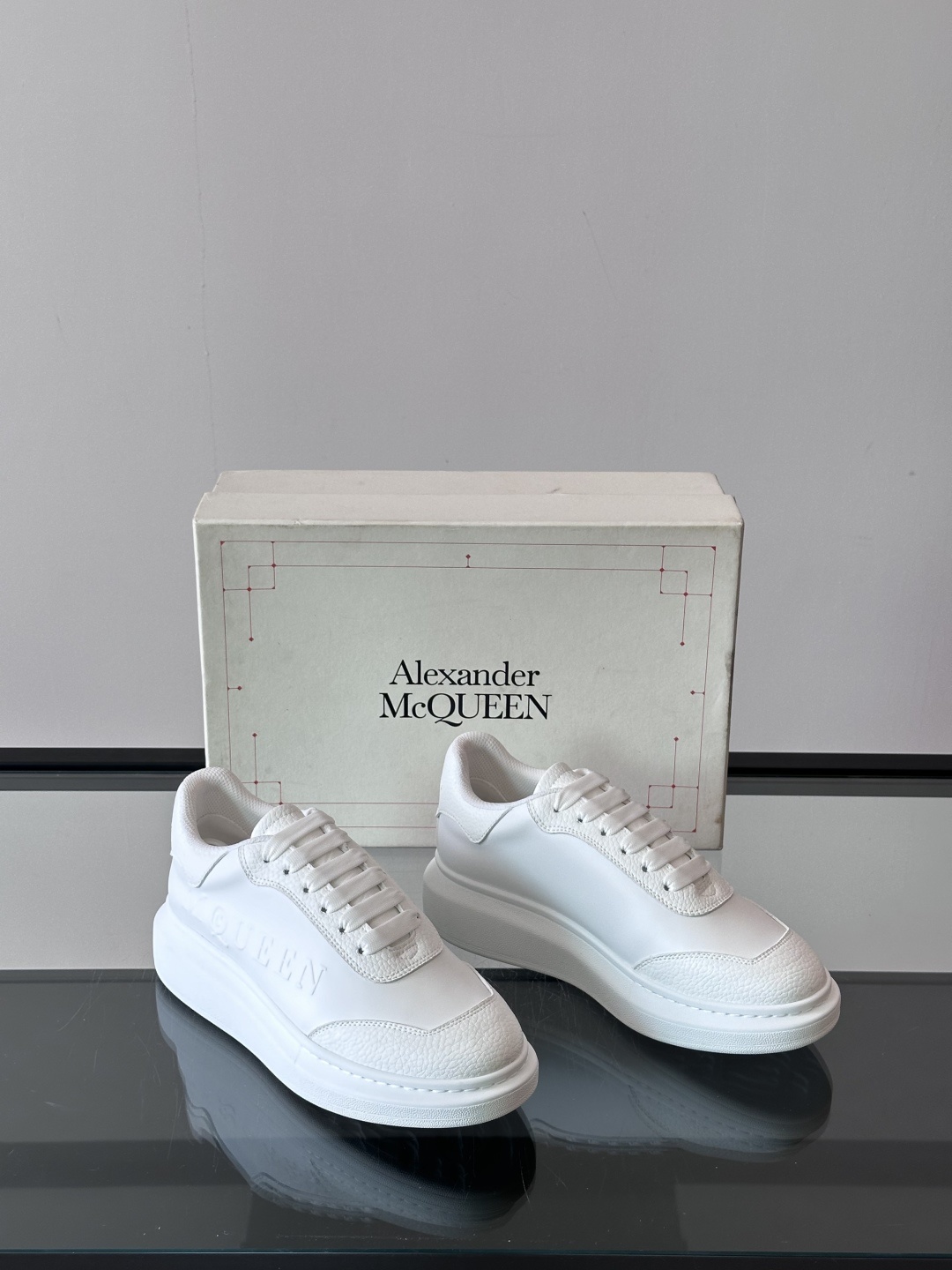 𝐀𝐥𝐞𝐱𝐚𝐧𝐝𝐞𝐫 𝐌𝐜𝐐𝐔𝐄𝐄𝐍亚历山麦昆情侣款‼️ 休闲鞋👟。终极版本 随意PK柜货 麦昆这鞋款一出