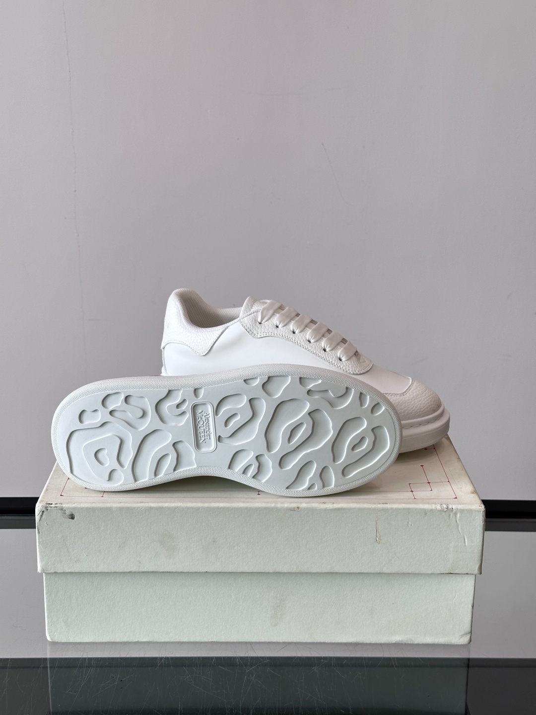 𝐀𝐥𝐞𝐱𝐚𝐧𝐝𝐞𝐫 𝐌𝐜𝐐𝐔𝐄𝐄𝐍亚历山麦昆情侣款‼️ 休闲鞋👟。终极版本 随意PK柜货 麦昆这鞋款一出