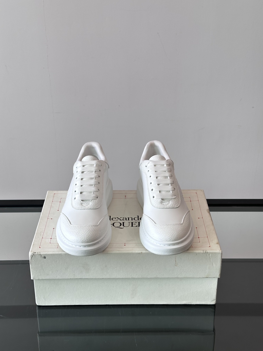 𝐀𝐥𝐞𝐱𝐚𝐧𝐝𝐞𝐫 𝐌𝐜𝐐𝐔𝐄𝐄𝐍亚历山麦昆情侣款‼️ 休闲鞋👟。终极版本 随意PK柜货 麦昆这鞋款一出
