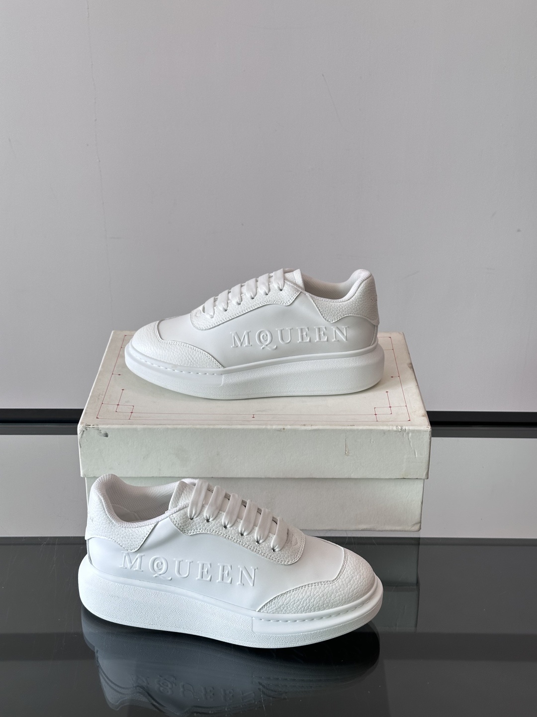 𝐀𝐥𝐞𝐱𝐚𝐧𝐝𝐞𝐫 𝐌𝐜𝐐𝐔𝐄𝐄𝐍亚历山麦昆情侣款‼️ 休闲鞋👟。终极版本 随意PK柜货 麦昆这鞋款一出