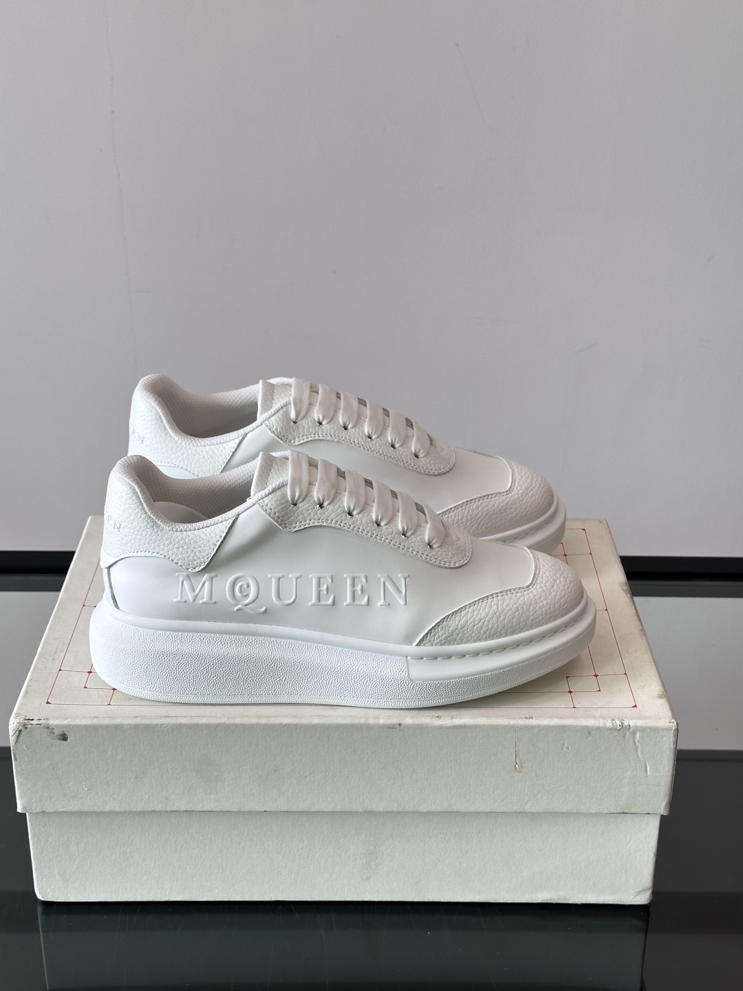 𝐀𝐥𝐞𝐱𝐚𝐧𝐝𝐞𝐫 𝐌𝐜𝐐𝐔𝐄𝐄𝐍亚历山麦昆情侣款‼️ 休闲鞋👟。终极版本 随意PK柜货 麦昆这鞋款一出