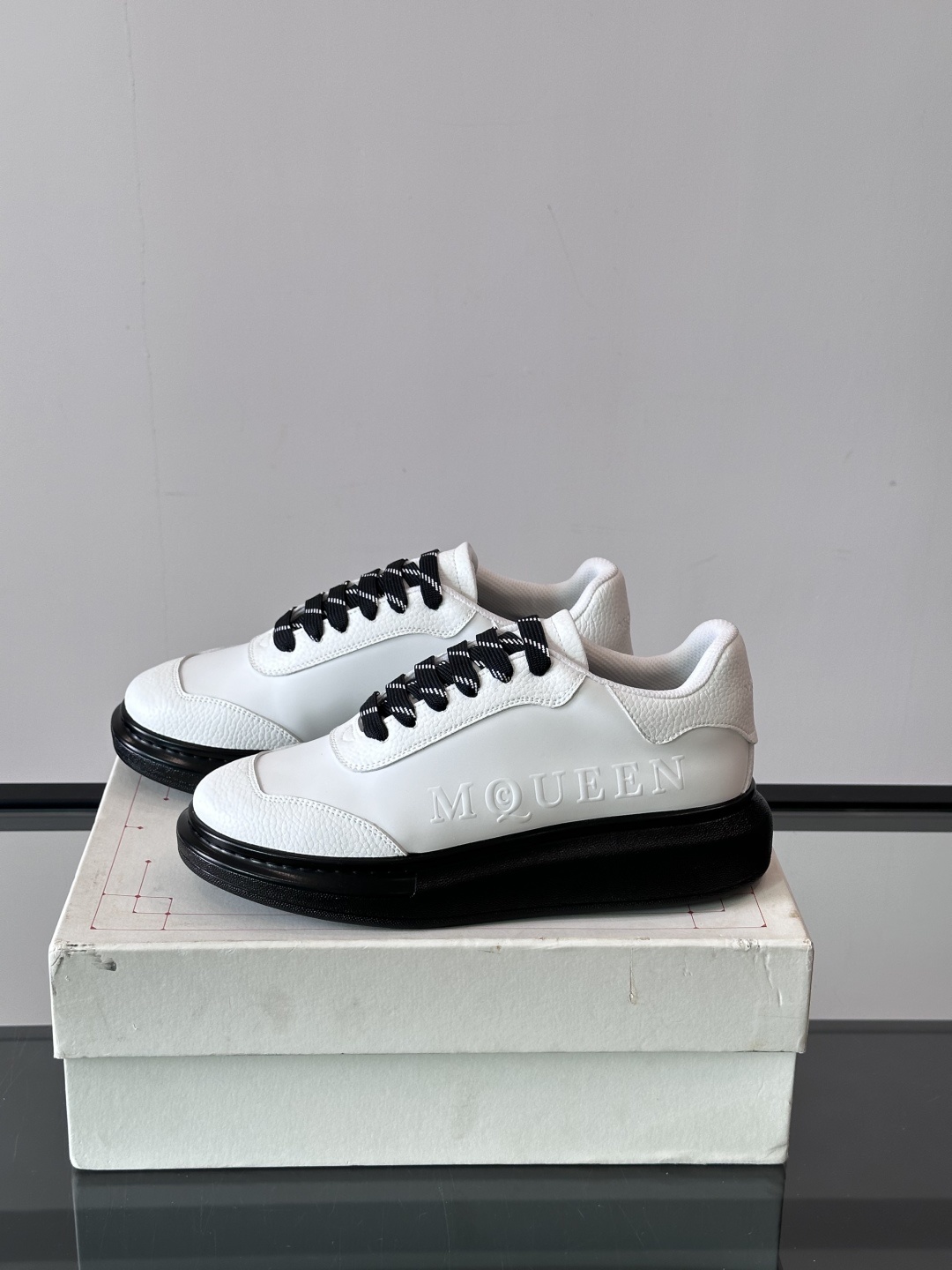 𝐀𝐥𝐞𝐱𝐚𝐧𝐝𝐞𝐫 𝐌𝐜𝐐𝐔𝐄𝐄𝐍亚历山麦昆情侣款‼️ 休闲鞋👟。终极版本 随意PK柜货 麦昆这鞋款一出