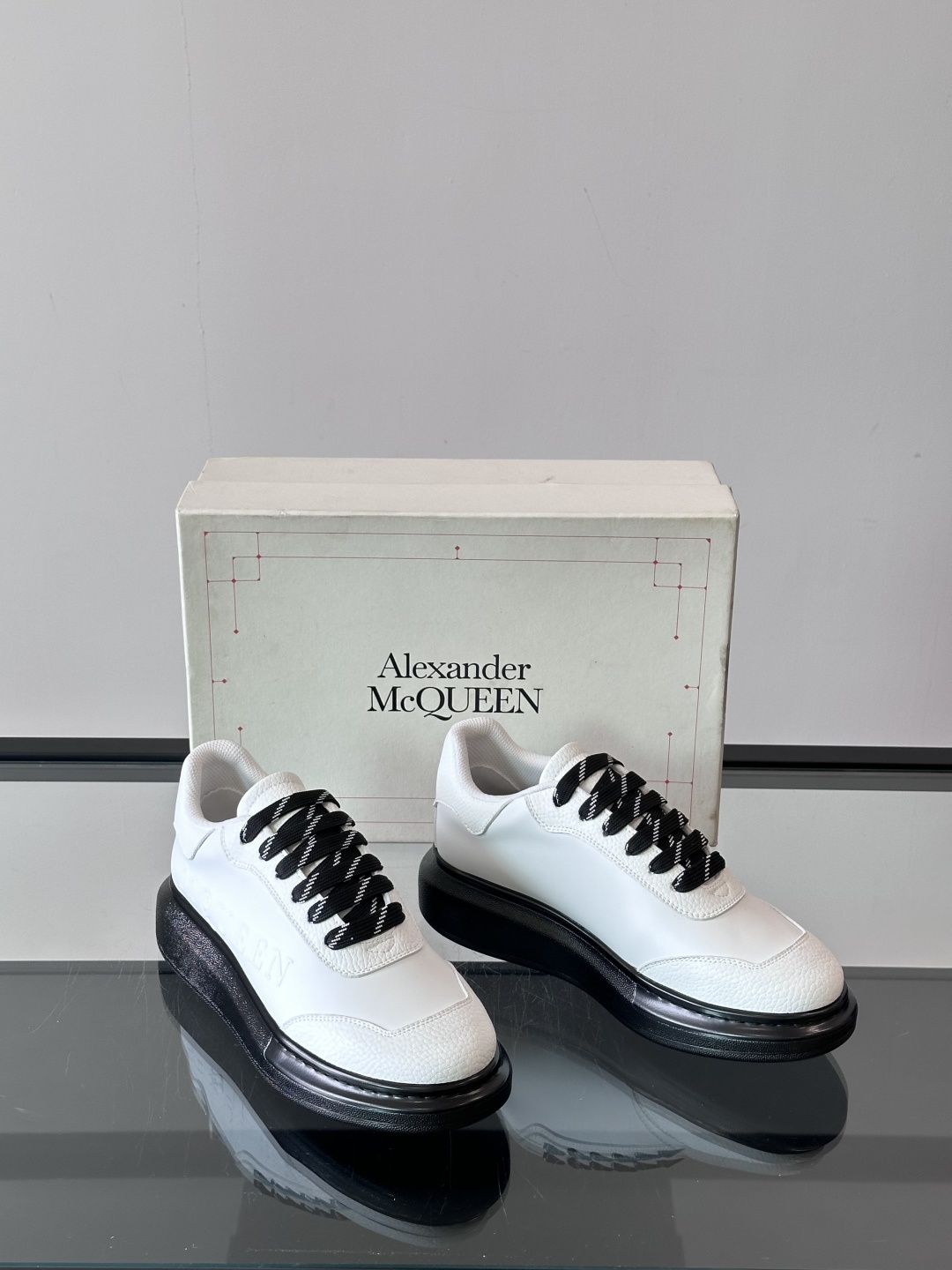 𝐀𝐥𝐞𝐱𝐚𝐧𝐝𝐞𝐫 𝐌𝐜𝐐𝐔𝐄𝐄𝐍亚历山麦昆情侣款‼️ 休闲鞋👟。终极版本 随意PK柜货 麦昆这鞋款一出