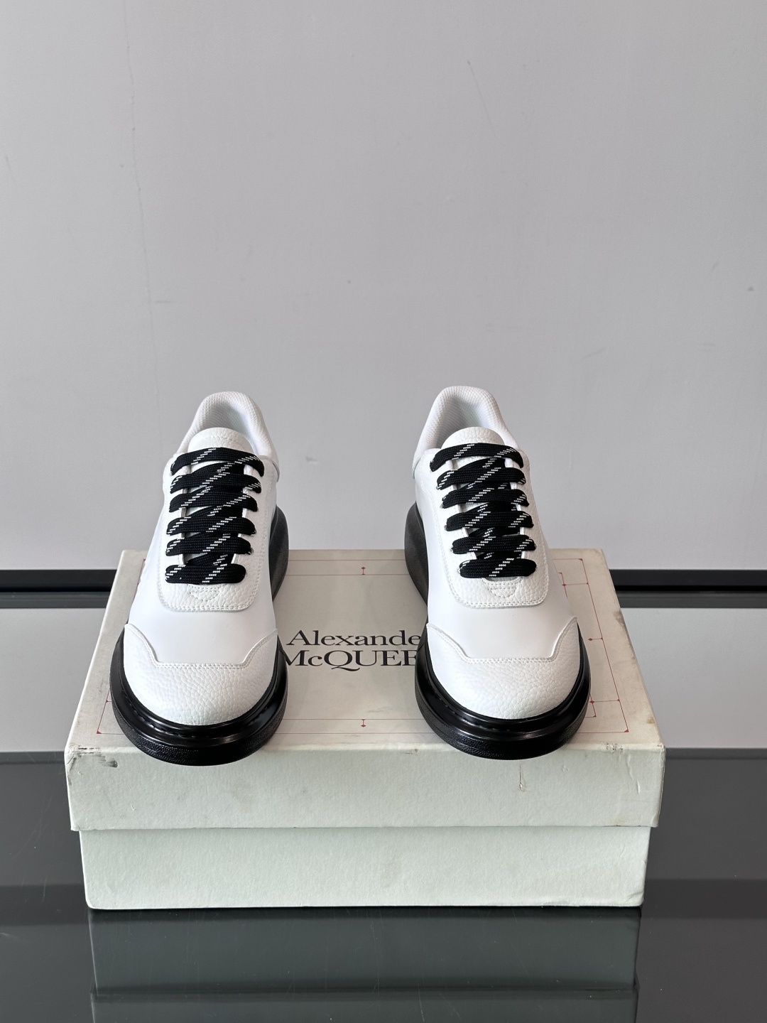 𝐀𝐥𝐞𝐱𝐚𝐧𝐝𝐞𝐫 𝐌𝐜𝐐𝐔𝐄𝐄𝐍亚历山麦昆情侣款‼️ 休闲鞋👟。终极版本 随意PK柜货 麦昆这鞋款一出