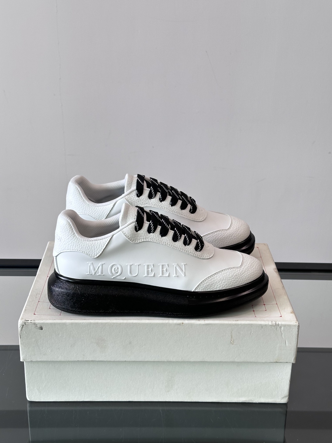 𝐀𝐥𝐞𝐱𝐚𝐧𝐝𝐞𝐫 𝐌𝐜𝐐𝐔𝐄𝐄𝐍亚历山麦昆情侣款‼️ 休闲鞋👟。终极版本 随意PK柜货 麦昆这鞋款一出