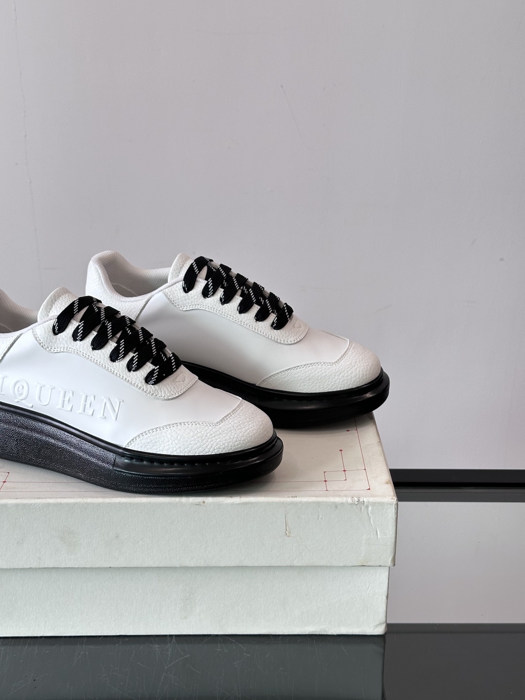 𝐀𝐥𝐞𝐱𝐚𝐧𝐝𝐞𝐫 𝐌𝐜𝐐𝐔𝐄𝐄𝐍亚历山麦昆情侣款‼️ 休闲鞋👟。终极版本 随意PK柜货 麦昆这鞋款一出