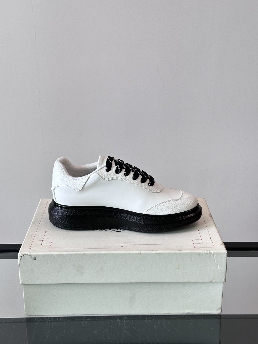 𝐀𝐥𝐞𝐱𝐚𝐧𝐝𝐞𝐫 𝐌𝐜𝐐𝐔𝐄𝐄𝐍亚历山麦昆情侣款‼️ 休闲鞋👟。终极版本 随意PK柜货 麦昆这鞋款一出