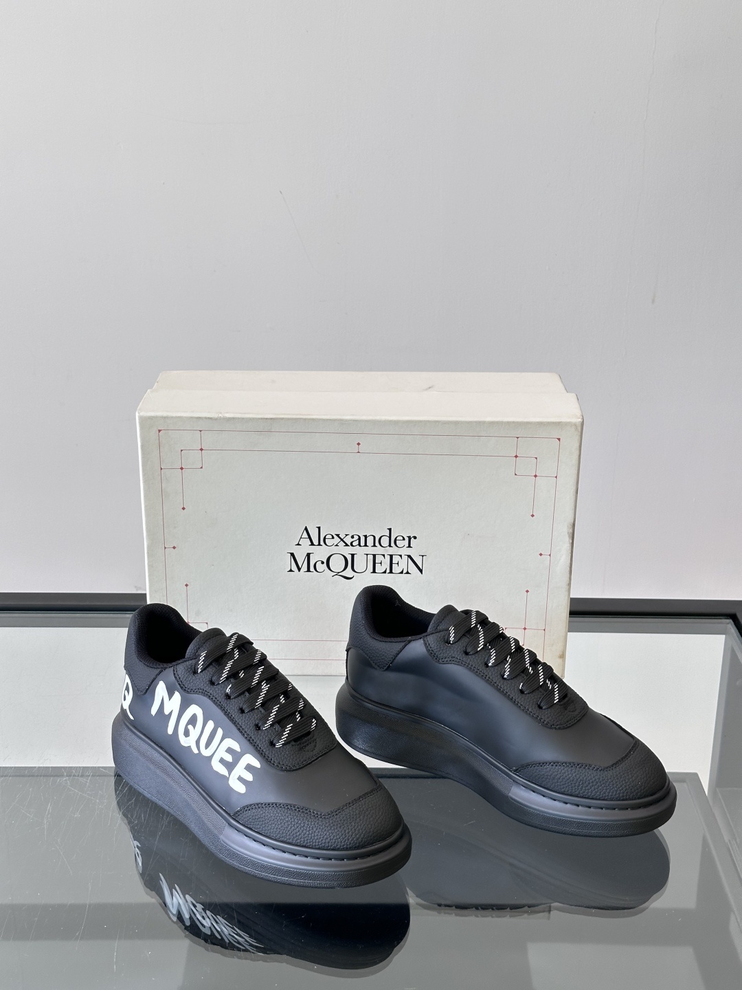 𝐀𝐥𝐞𝐱𝐚𝐧𝐝𝐞𝐫 𝐌𝐜𝐐𝐔𝐄𝐄𝐍亚历山麦昆情侣款‼️ 休闲鞋👟。终极版本 随意PK柜货 麦昆这鞋款一出