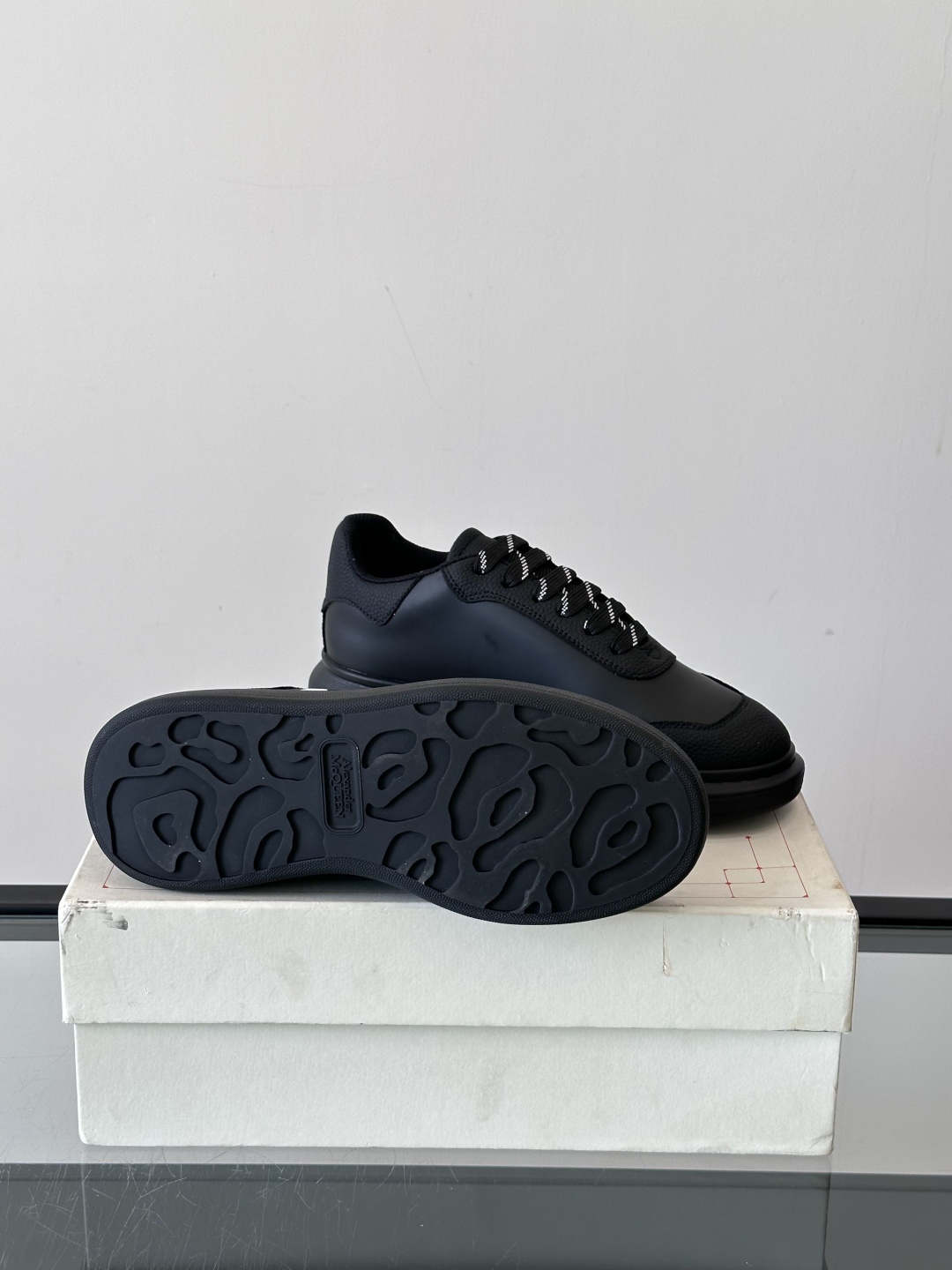 𝐀𝐥𝐞𝐱𝐚𝐧𝐝𝐞𝐫 𝐌𝐜𝐐𝐔𝐄𝐄𝐍亚历山麦昆情侣款‼️ 休闲鞋👟。终极版本 随意PK柜货 麦昆这鞋款一出