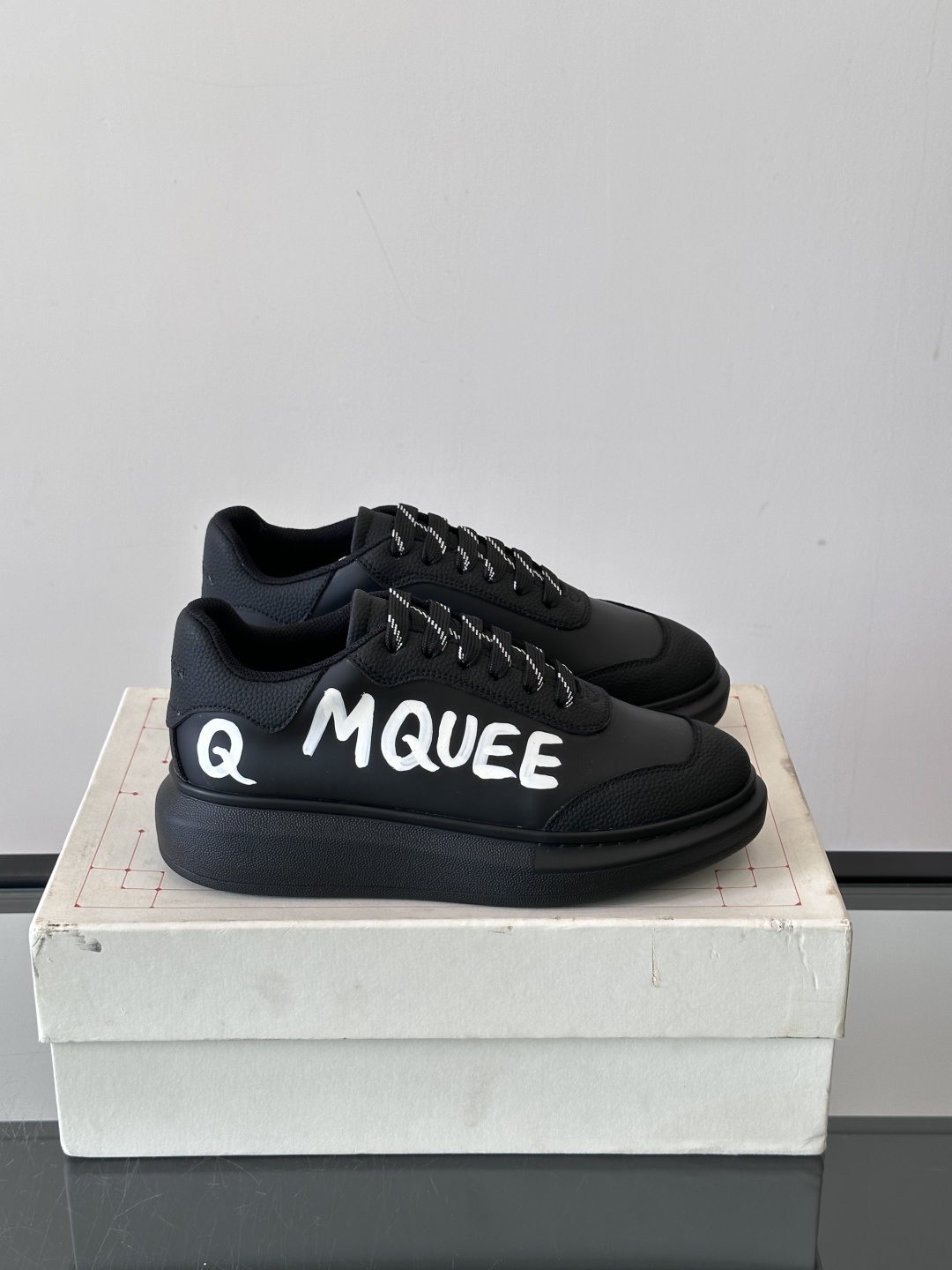 𝐀𝐥𝐞𝐱𝐚𝐧𝐝𝐞𝐫 𝐌𝐜𝐐𝐔𝐄𝐄𝐍亚历山麦昆情侣款‼️ 休闲鞋👟。终极版本 随意PK柜货 麦昆这鞋款一出