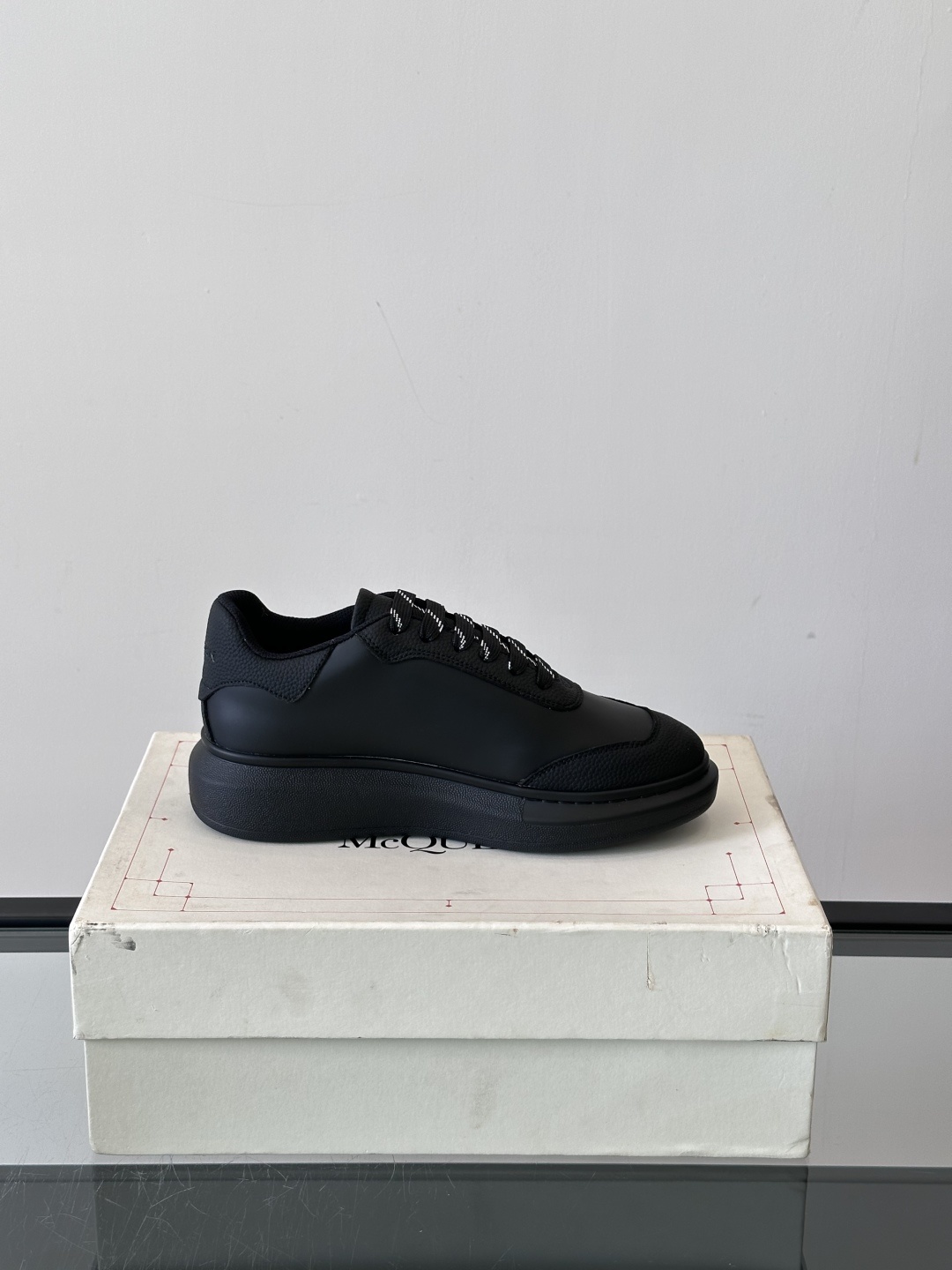 𝐀𝐥𝐞𝐱𝐚𝐧𝐝𝐞𝐫 𝐌𝐜𝐐𝐔𝐄𝐄𝐍亚历山麦昆情侣款‼️ 休闲鞋👟。终极版本 随意PK柜货 麦昆这鞋款一出