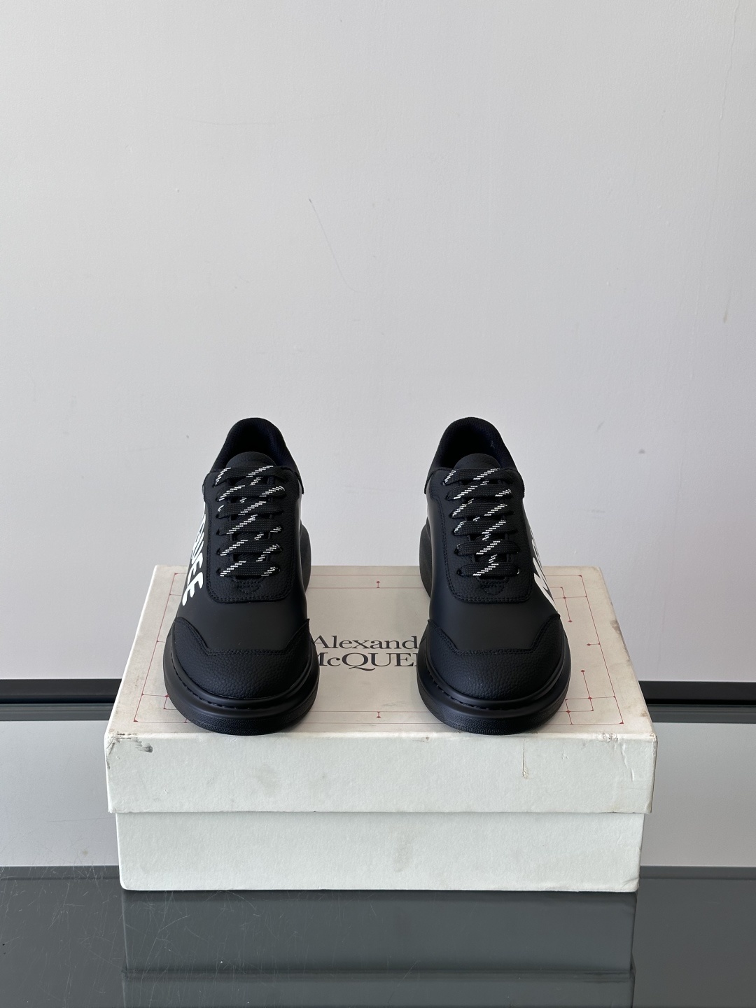 𝐀𝐥𝐞𝐱𝐚𝐧𝐝𝐞𝐫 𝐌𝐜𝐐𝐔𝐄𝐄𝐍亚历山麦昆情侣款‼️ 休闲鞋👟。终极版本 随意PK柜货 麦昆这鞋款一出