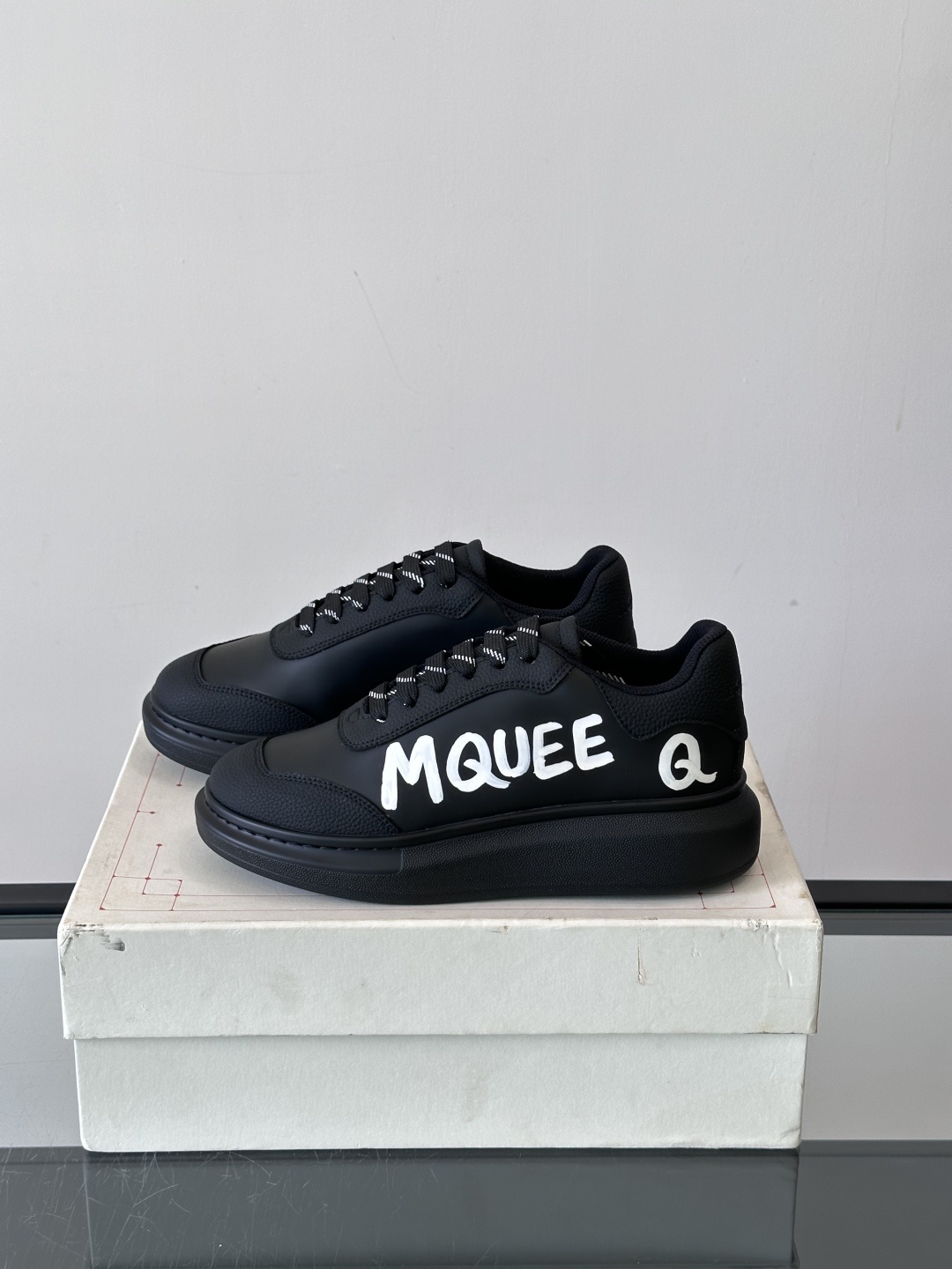 𝐀𝐥𝐞𝐱𝐚𝐧𝐝𝐞𝐫 𝐌𝐜𝐐𝐔𝐄𝐄𝐍亚历山麦昆情侣款‼️ 休闲鞋👟。终极版本 随意PK柜货 麦昆这鞋款一出