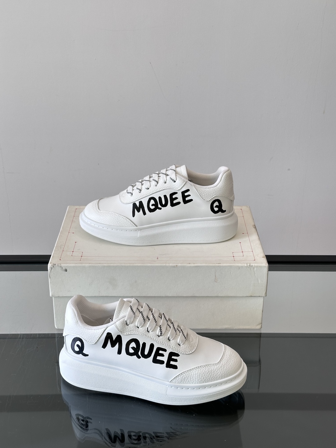 𝐀𝐥𝐞𝐱𝐚𝐧𝐝𝐞𝐫 𝐌𝐜𝐐𝐔𝐄𝐄𝐍亚历山麦昆情侣款‼️ 休闲鞋👟。终极版本 随意PK柜货 麦昆这鞋款一出