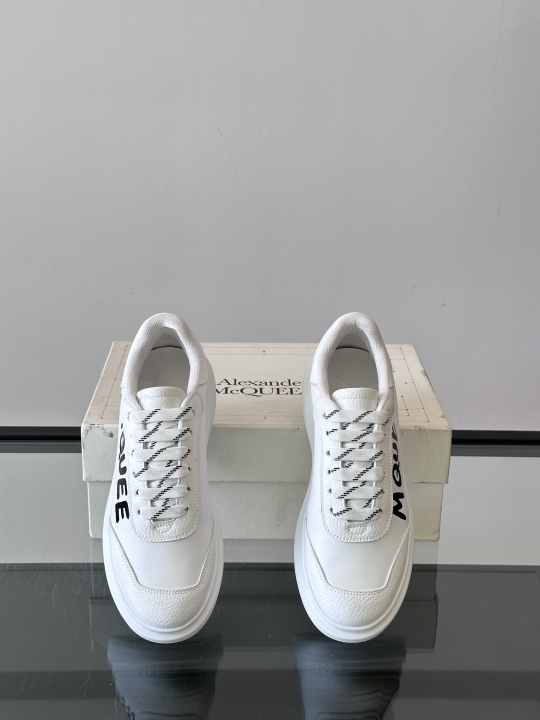 𝐀𝐥𝐞𝐱𝐚𝐧𝐝𝐞𝐫 𝐌𝐜𝐐𝐔𝐄𝐄𝐍亚历山麦昆情侣款‼️ 休闲鞋👟。终极版本 随意PK柜货 麦昆这鞋款一出
