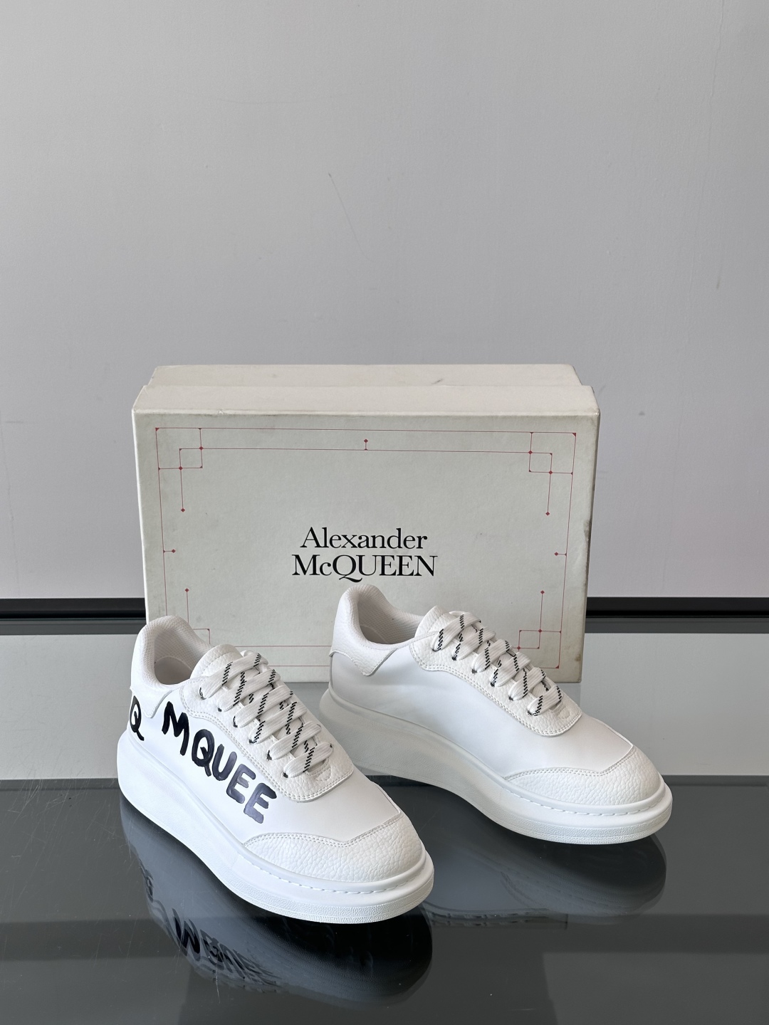 𝐀𝐥𝐞𝐱𝐚𝐧𝐝𝐞𝐫 𝐌𝐜𝐐𝐔𝐄𝐄𝐍亚历山麦昆情侣款‼️ 休闲鞋👟。终极版本 随意PK柜货 麦昆这鞋款一出