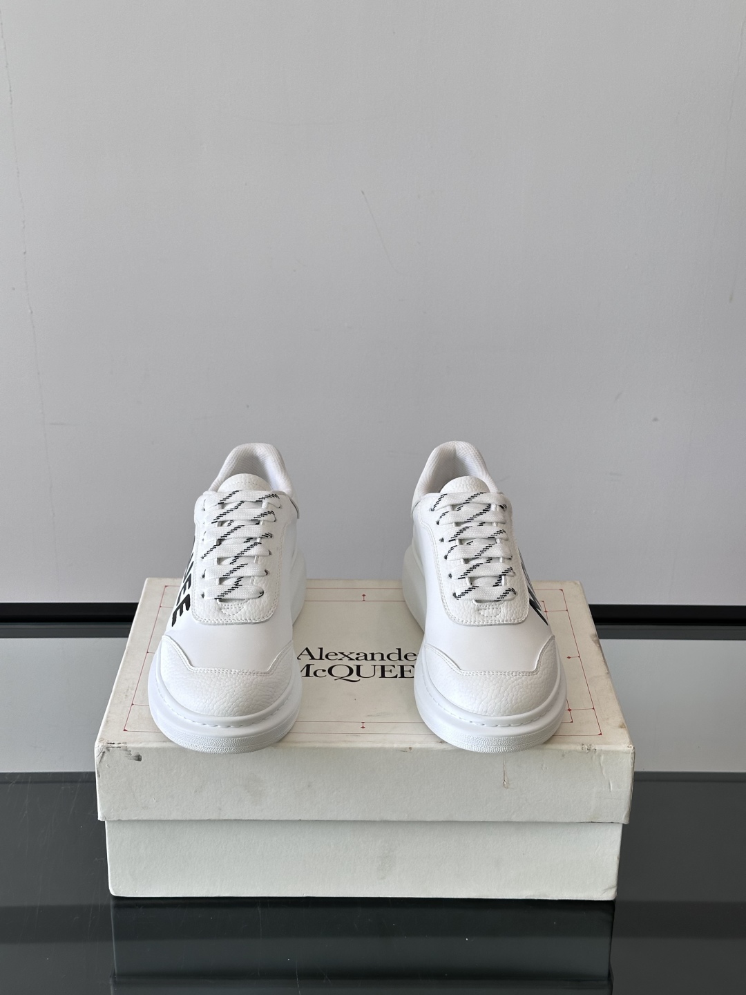 𝐀𝐥𝐞𝐱𝐚𝐧𝐝𝐞𝐫 𝐌𝐜𝐐𝐔𝐄𝐄𝐍亚历山麦昆情侣款‼️ 休闲鞋👟。终极版本 随意PK柜货 麦昆这鞋款一出