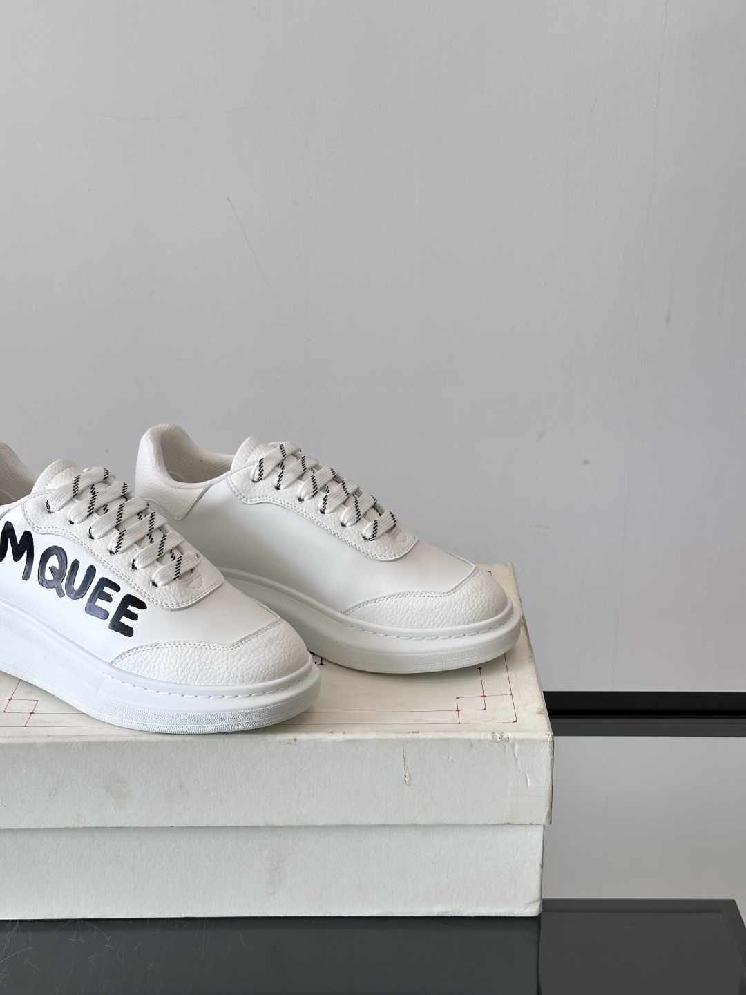 𝐀𝐥𝐞𝐱𝐚𝐧𝐝𝐞𝐫 𝐌𝐜𝐐𝐔𝐄𝐄𝐍亚历山麦昆情侣款‼️ 休闲鞋👟。终极版本 随意PK柜货 麦昆这鞋款一出