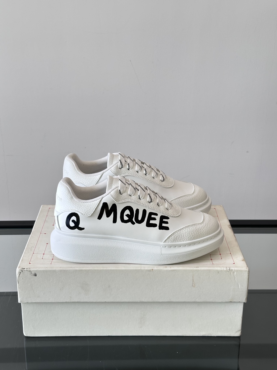 𝐀𝐥𝐞𝐱𝐚𝐧𝐝𝐞𝐫 𝐌𝐜𝐐𝐔𝐄𝐄𝐍亚历山麦昆情侣款‼️ 休闲鞋👟。终极版本 随意PK柜货 麦昆这鞋款一出