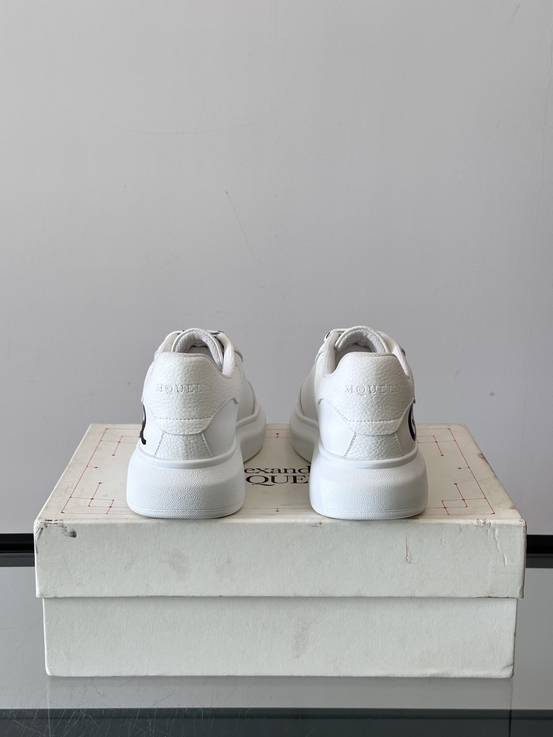 𝐀𝐥𝐞𝐱𝐚𝐧𝐝𝐞𝐫 𝐌𝐜𝐐𝐔𝐄𝐄𝐍亚历山麦昆情侣款‼️ 休闲鞋👟。终极版本 随意PK柜货 麦昆这鞋款一出