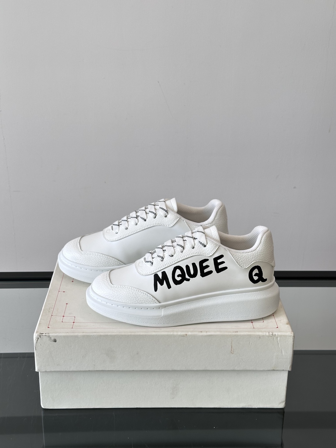 𝐀𝐥𝐞𝐱𝐚𝐧𝐝𝐞𝐫 𝐌𝐜𝐐𝐔𝐄𝐄𝐍亚历山麦昆情侣款‼️ 休闲鞋👟。终极版本 随意PK柜货 麦昆这鞋款一出