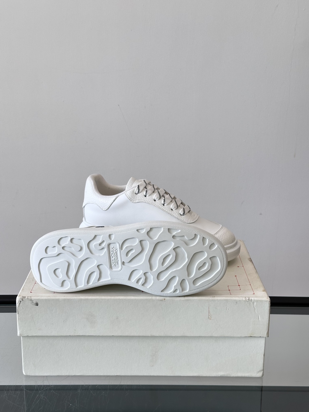 𝐀𝐥𝐞𝐱𝐚𝐧𝐝𝐞𝐫 𝐌𝐜𝐐𝐔𝐄𝐄𝐍亚历山麦昆情侣款‼️ 休闲鞋👟。终极版本 随意PK柜货 麦昆这鞋款一出