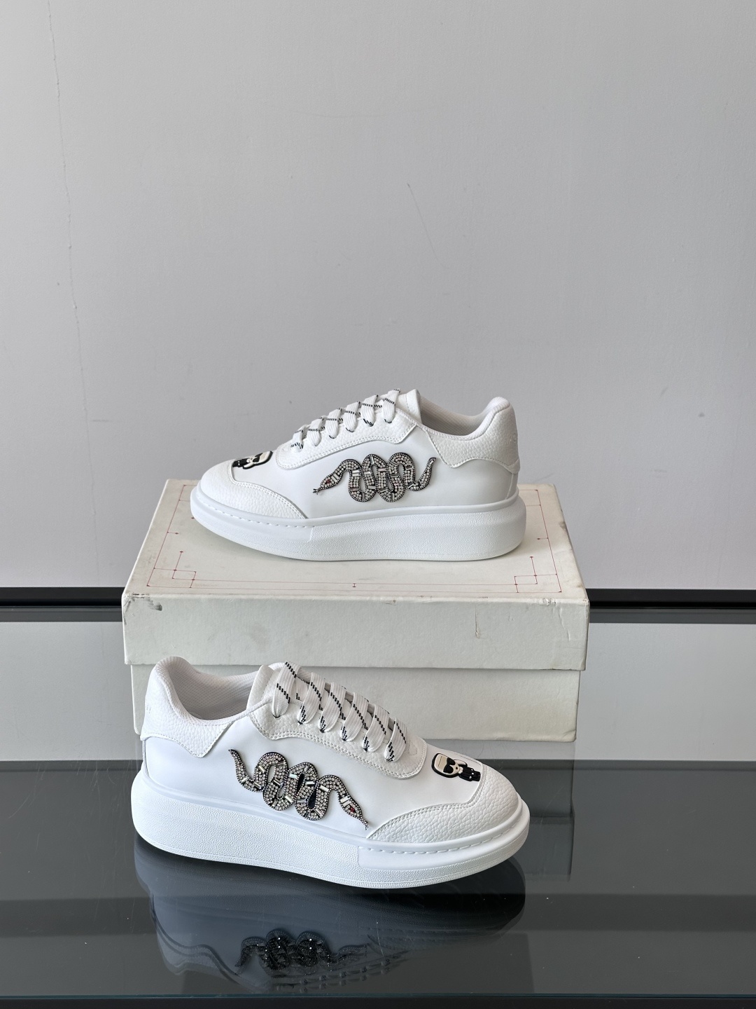 𝐀𝐥𝐞𝐱𝐚𝐧𝐝𝐞𝐫 𝐌𝐜𝐐𝐔𝐄𝐄𝐍亚历山麦昆情侣款‼️ 休闲鞋👟。终极版本 随意PK柜货 麦昆这鞋款一出
