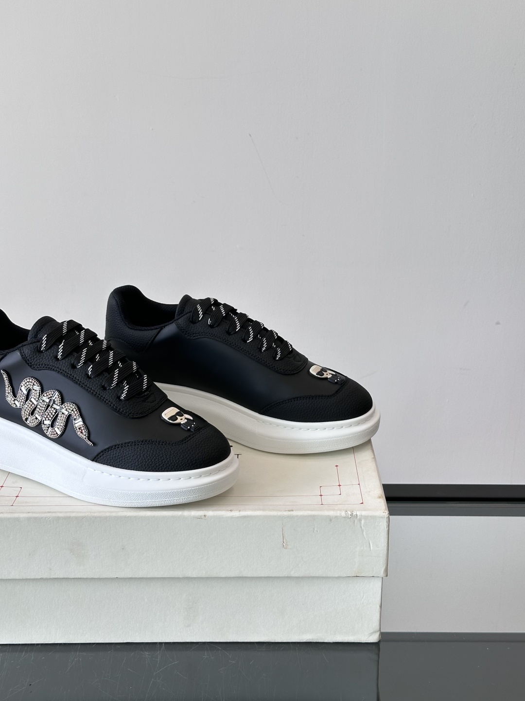 𝐀𝐥𝐞𝐱𝐚𝐧𝐝𝐞𝐫 𝐌𝐜𝐐𝐔𝐄𝐄𝐍亚历山麦昆情侣款‼️ 休闲鞋👟。终极版本 随意PK柜货 麦昆这鞋款一出