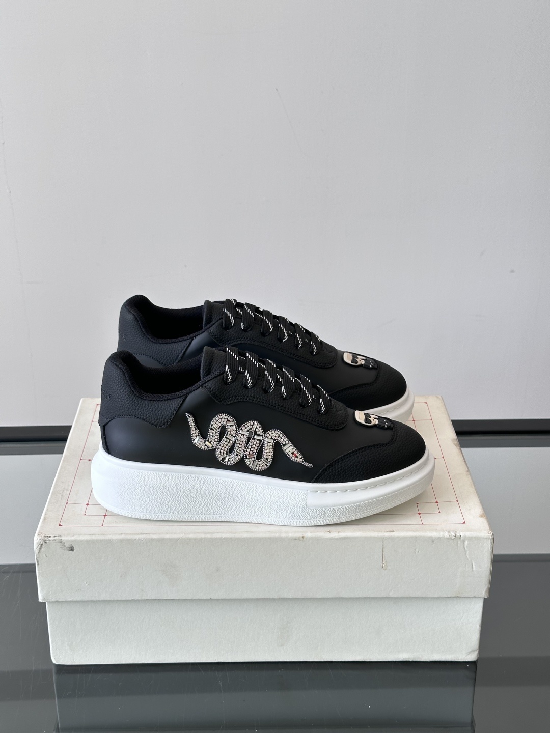 𝐀𝐥𝐞𝐱𝐚𝐧𝐝𝐞𝐫 𝐌𝐜𝐐𝐔𝐄𝐄𝐍亚历山麦昆情侣款‼️ 休闲鞋👟。终极版本 随意PK柜货 麦昆这鞋款一出