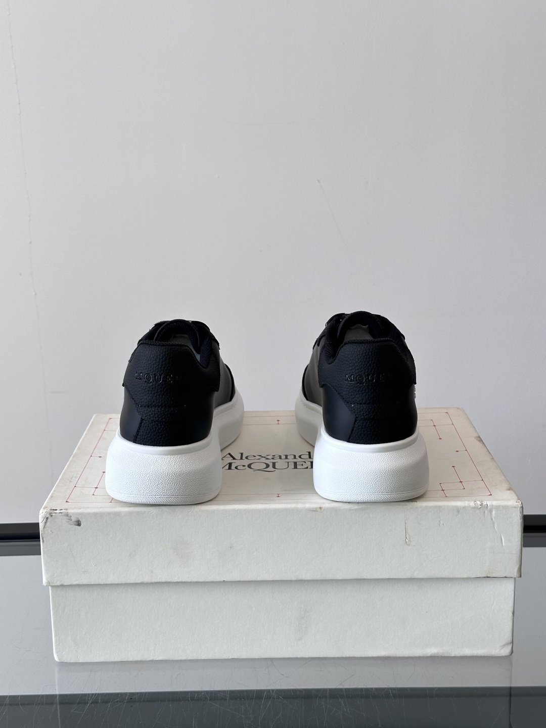 𝐀𝐥𝐞𝐱𝐚𝐧𝐝𝐞𝐫 𝐌𝐜𝐐𝐔𝐄𝐄𝐍亚历山麦昆情侣款‼️ 休闲鞋👟。终极版本 随意PK柜货 麦昆这鞋款一出