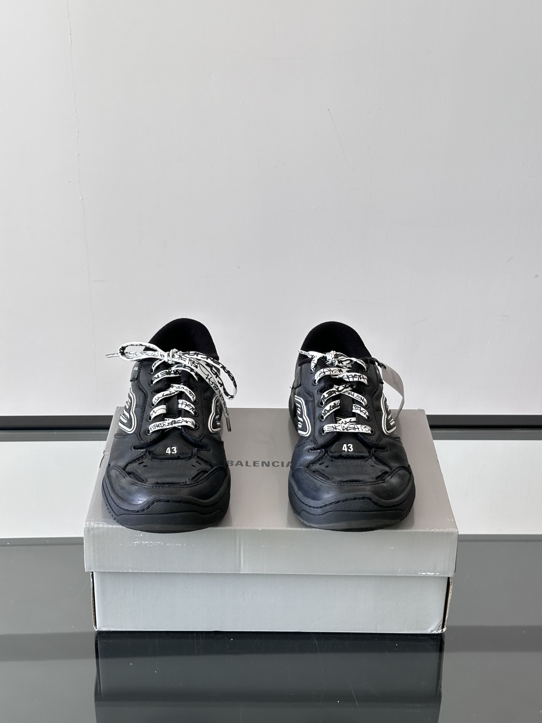 𝐁𝐀𝐋𝐄𝐍𝐂𝐈𝐀𝐆𝐀巴黎世家新品𝐇𝐚𝐦𝐩𝐭𝐨𝐧情侣款休闲运动鞋
这双鞋特点可以用三个关键词概括：复古，阔