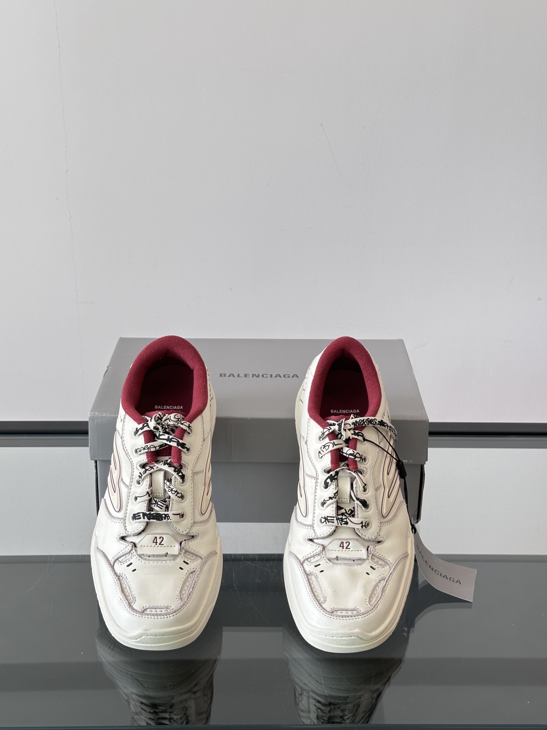 𝐁𝐀𝐋𝐄𝐍𝐂𝐈𝐀𝐆𝐀巴黎世家新品𝐇𝐚𝐦𝐩𝐭𝐨𝐧情侣款休闲运动鞋
这双鞋特点可以用三个关键词概括：复古，阔