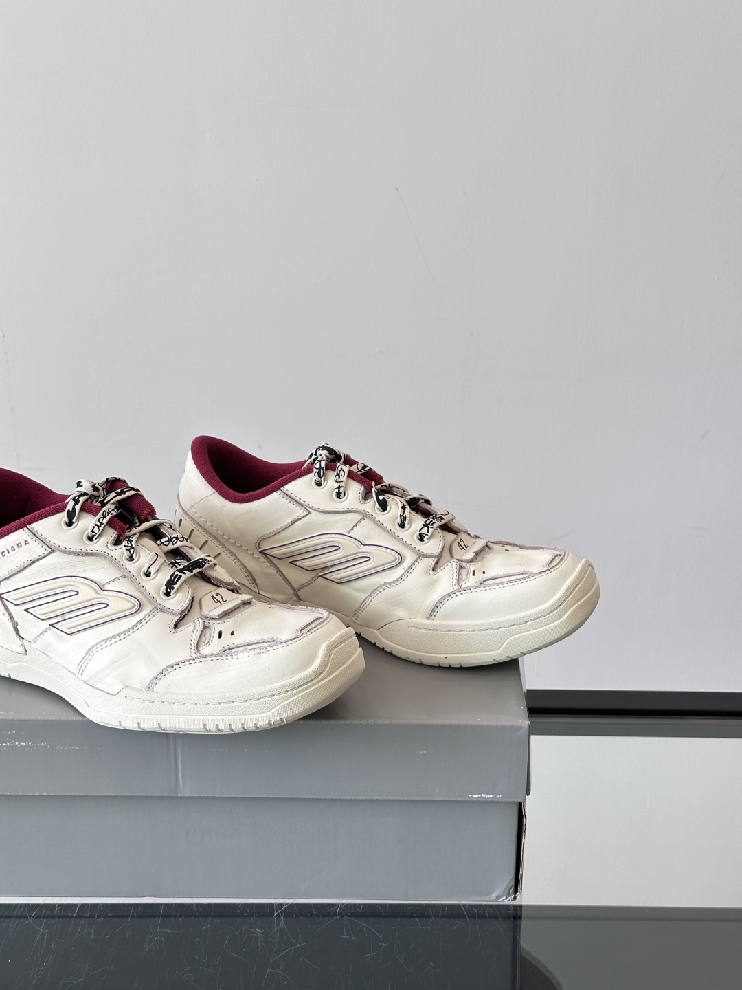 𝐁𝐀𝐋𝐄𝐍𝐂𝐈𝐀𝐆𝐀巴黎世家新品𝐇𝐚𝐦𝐩𝐭𝐨𝐧情侣款休闲运动鞋
这双鞋特点可以用三个关键词概括：复古，阔