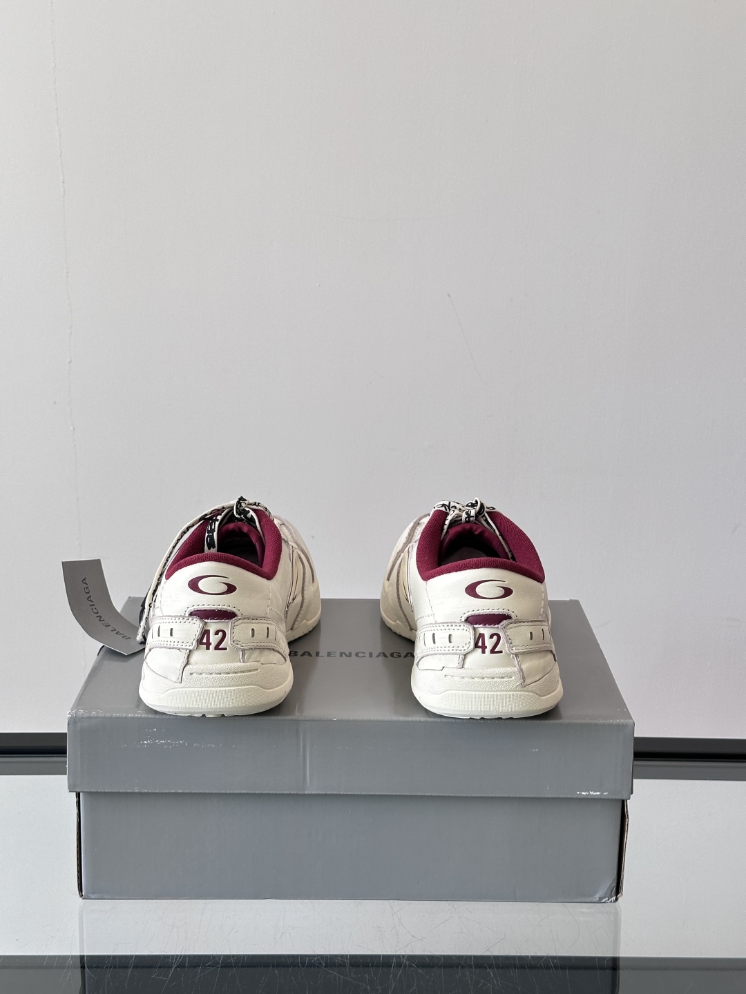 𝐁𝐀𝐋𝐄𝐍𝐂𝐈𝐀𝐆𝐀巴黎世家新品𝐇𝐚𝐦𝐩𝐭𝐨𝐧情侣款休闲运动鞋
这双鞋特点可以用三个关键词概括：复古，阔