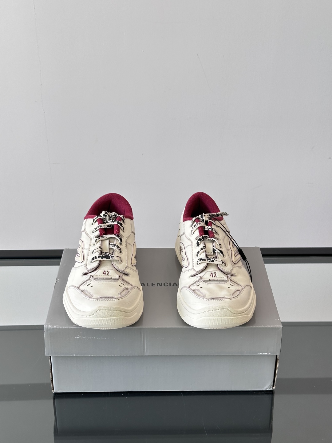 𝐁𝐀𝐋𝐄𝐍𝐂𝐈𝐀𝐆𝐀巴黎世家新品𝐇𝐚𝐦𝐩𝐭𝐨𝐧情侣款休闲运动鞋
这双鞋特点可以用三个关键词概括：复古，阔