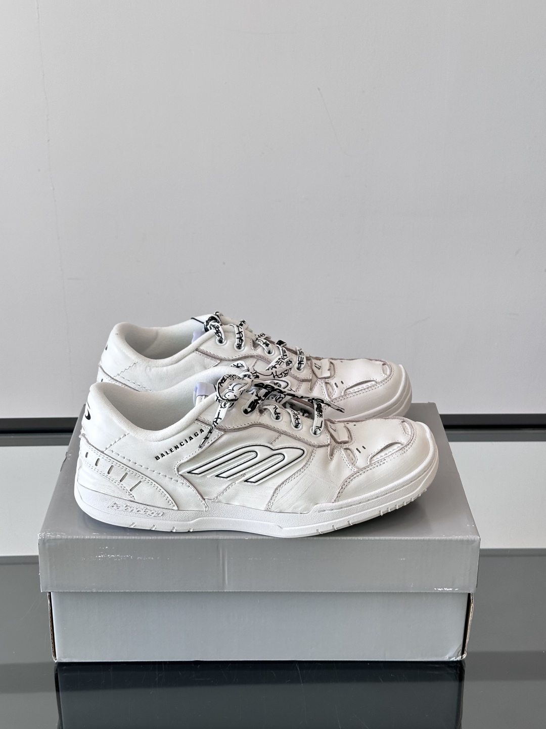 𝐁𝐀𝐋𝐄𝐍𝐂𝐈𝐀𝐆𝐀巴黎世家新品𝐇𝐚𝐦𝐩𝐭𝐨𝐧情侣款休闲运动鞋
这双鞋特点可以用三个关键词概括：复古，阔
